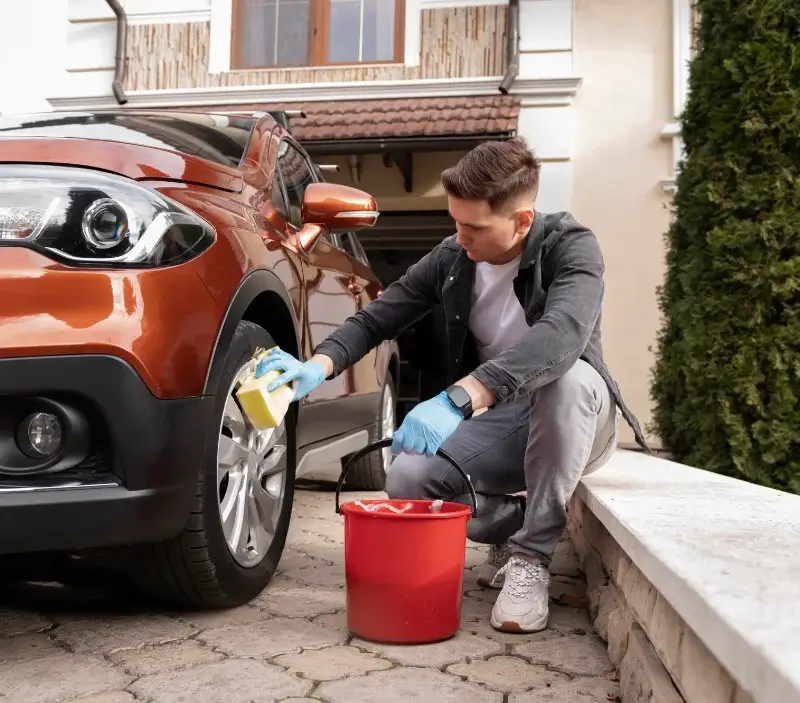 Lavage auto à domicile Monthou-sur-Cher : professionnel intervenant sur un véhicule